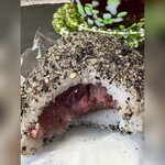 つるおか菓子処　木村屋 - 黒ゴマのぼたもちの中にはあずきが入って2度美味しい！