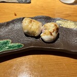 乙女寿司 - トラフグの白子。中が熱くなっているのでたこ焼きを食べる時みたいにとのことで笑。クリーミーながらも新鮮を感じる美味しい白子！出来立ても最高。