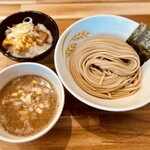 麺 ゆるり - 【大盛】鰹濃厚つけ麺 & 肉飯(くずれ卵のせ)