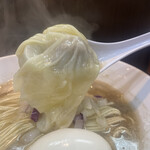 ヌードル＆スパイスカレー 今日の1番 - 雲呑見た瞬間、驚き過ぎて口がパカーン！