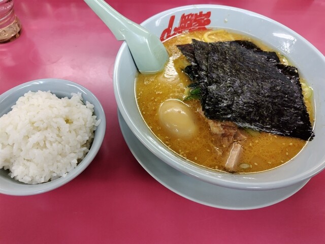 限定の焦がし醤油ラーメン食べてきた : ラーメン山岡家 北見店の写真