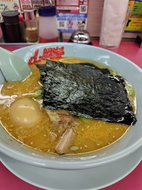 限定の焦がし醤油ラーメン食べてきた : ラーメン山岡家 北見店の写真