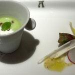 アピシウス - アミューズ ：ホタルイカのベニエ、海苔の香り　グリーンピースとハムのスープ