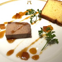 アピシウス - アピシウス伝統のフォアグラのテリーヌ　紅茶のジュレとシフォンケーキ添え　メープルシロップの香り