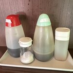 かあちゃん - 卓上には醬油とソースと塩と七味が置いてありました。