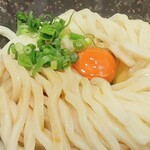 山下本気うどん - ねぎというかあさつきというか、薬味の脇に綺麗な色合いの黄身が見えています。このあと醤油で色付いたうどんと良く混ぜていただきましたが、黄身の味が濃い！選択は間違っていませんでしたね！