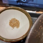 山下本気うどん - 胡麻の入った当たり鉢が。当たり棒で少しだけ当たってみたら、それはそれは胡麻から良い匂いが....