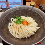 山下本気うどん - そんなに待たずして運ばれてきたのが注文の「冷玉うどん」。たまたまなのか早い時間からか「大盛無料」ということでもちろん(汗)1.5玉だそうで、それよりも欲しい方は追加料金お支払だそうです。丼左上矢印には