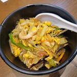 上海家庭料理 謝謝 - ｢日替わりランチセット｣の｢日替り丼(鳥肉・玉子・野菜の炒めかけ丼)｣！