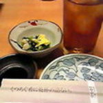 kamigatagochisoudokorohiikiya - お通しは野沢菜と貝柱の和え物