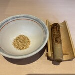 こだわりとんかつ かつき亭 - ごまを擦り擦りして待つの(͏ ˉ ꈊ ˉ)