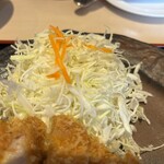 こだわりとんかつ かつき亭 - キャベツ一回おかわり可。