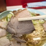 なぎちゃんラーメン - 枚数超多め。刺し身薄切り好きにはたまらない。