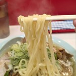 なぎちゃんラーメン - モチモチ平打麺。スープやチャーシューとの相性バツグン