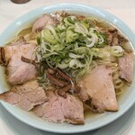 なぎちゃんラーメン - 中華そば中盛。スープとチャーシューたっぷり。実物を食べる時がやっと来た。
