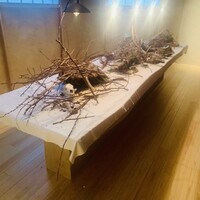 Restaurant SAI 燊 - ①【TSUMAMI：先付-1】：T
                 a：メマキ：西湖産天然公魚（ワカサギ）の山椒煮？の昆布巻き
                 b：鹿肉のコロッケ、苔玉仕立て
                 c：ジビエのパティ
                 d：蕗の薹のクリームのチップスサンド