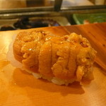 吉乃寿司 - 雲丹の下には平目のえんがわが隠れています