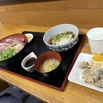 博多ごまさば屋 - 寒ぶり丼　　白い皿　沢庵、しば漬け、さば南蛮漬け、野菜サラダ