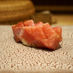 鮨 飛躍 - 大とろ（握り）