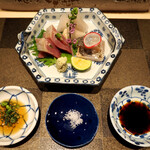 鮨 飛躍 - 刺身（ウマヅラハギ & 九州 スマガツオ & 藁で燻した鰆）
