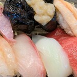 氷見すしのや - 上の右側軍艦巻は「がすえび」、地物のレアな海老です。