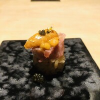 鮨 四 - とろたくと雲丹のミルフィーユ、金箔とキャビアのせ