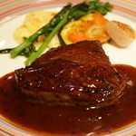 シェ・イノ - 牛フィレ肉のソテー（メインは3種類から1皿選べます）