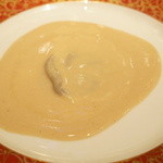 シェ・イノ - 黒トリュフのピューレ入りラヴィオリ、マロンソース
      