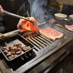 焼肉塊肉 おお津 - 5周年サービスのサーロイン（中央）と愛犬用ぎゅうたん（左）