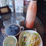 杏's cafe - ランチセットにお茶とサラダついてくる。お茶は水筒に熱湯を入れてくれるから好きなだけ飲めてお得♪