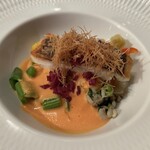 291027681 - 本日のお魚のポアレ トマトクリームソース。色々なお野菜と、お魚の皮のパリパリ感、身のやわらかさ、ソースの滑らかさが渾然一体となり、美味しすぎる。