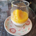 杏's cafe - マンゴー杏仁。後ろの席の人がマンゴー杏仁頼もうかなぁ♥、と言ってるのを聞いて慌てて激早でスマホ注文。その直後に、あー！売り切れてるー、との声が。ごめんなさい、、、それ、私のせいです汗