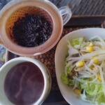 杏's cafe - 鉄観音烏龍茶葉がたっぷりで贅沢！ランチサラダもたっぷり