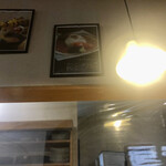 燻製とスパイスカレー けむり - カウンターのペンダント照明