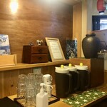 燻製とスパイスカレー けむり - セルフの水コーナー