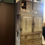 燻製とスパイスカレー けむり - トイレ入口の横に桐の箪笥