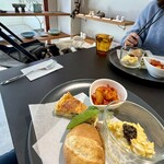 M+CAFE - 店内にはおしゃれな食器や雑貨が飾られています
