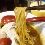 拉麺大公 - 【限定】スープカレーラーメン、麺リフトアップ