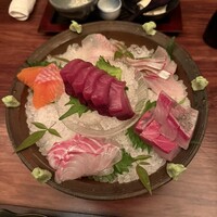 魚匠 銀平 道頓堀店 - お造り(カツオ、石鯛、サーモン、縞鯵、カンパチ、ヒラメ) 6人前