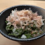 天史朗鮨 - メカブ　刻み玉ねぎ、鰹節、酢