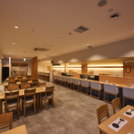 山正 - 広々とした65席の店内。貸し切りもOK