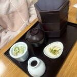 野路 - こんな感じで冷たいうどんのやつは配膳