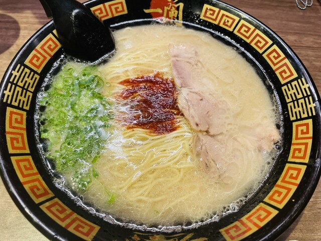 新宿一蘭の待ってるところにある扇風機 新宿中央東口店｜店舗のご案内｜天然とんこつラーメン 一蘭