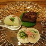 私厨房 勇 - 三種の前菜　冬瓜の冷菜・活帆立貝の湯引き　葱生姜野沢菜ソース・三重県産松坂ポークの叉焼