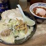 屋台ラーメン とんこつ貴生 - ラーメン＋ホルモン丼