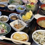 絹の館 - ご飯は菜飯　小鉢におかずが沢山　フルーツまで