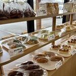 パン工房 壹番館 - 個包装された パンが並んでいます