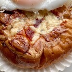 パン工房 壹番館 - 目玉焼きの下は ベーコンがのった お惣菜パン