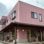 パン工房 壹番館 - 店内外には 骨董品らしきものや 珍しいものが 飾ってありました