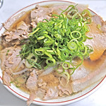 本家 第一旭 - 特製ラーメン 850円
      丼を覆う程の焼豚は体重120kg程度の国産の雌豚を使用。